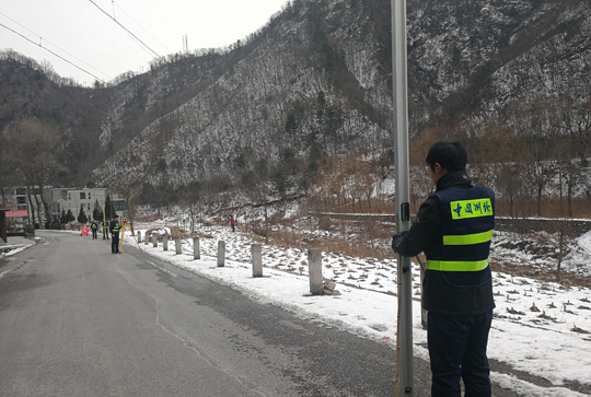 國測一大隊的技術(shù)人員正在進行二等水準測量 國測一大隊的技術(shù)人員正在進行二等水準測量