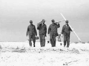 肩扛標(biāo)尺心志堅(jiān) 不懼艱險(xiǎn)繪江淮 肩扛標(biāo)尺心志堅(jiān) 不懼艱險(xiǎn)繪江淮