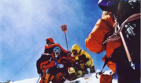 2005年,紅色全站儀覘標豎立在珠峰之巔 2005年,紅色全站儀覘標豎立在珠峰之巔